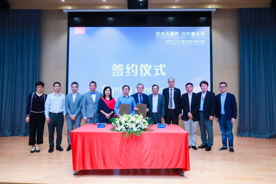 MoU Signing of “HKU-TCL Joint Research Centre for AI” with Dr Tomson Li (Chairman and CEO of TCL), Dr Xiaolin Yan (Chief Technology Officer and President of Corporate Research of TCL), Professor Andy Hor (HKU Vice-President and Pro-Vice-Chancellor (Research)), Professor Matthew Evans (Dean of HKU Science), Professor Billy Chow (Associate Dean of HKU Science (Development and External Relations)), Professor Yuguo Li (Associate Dean of HKU Engineering (Research)) and Professor Tak Wah Lam (Head of HKU Department of Computer Science).